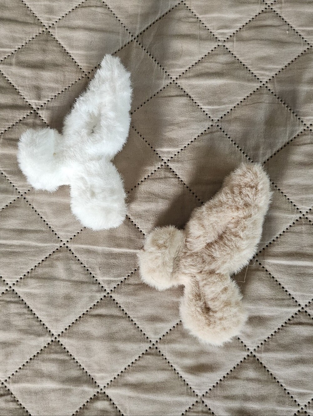 Hair accessories 2 Fluffy  hair claws, New